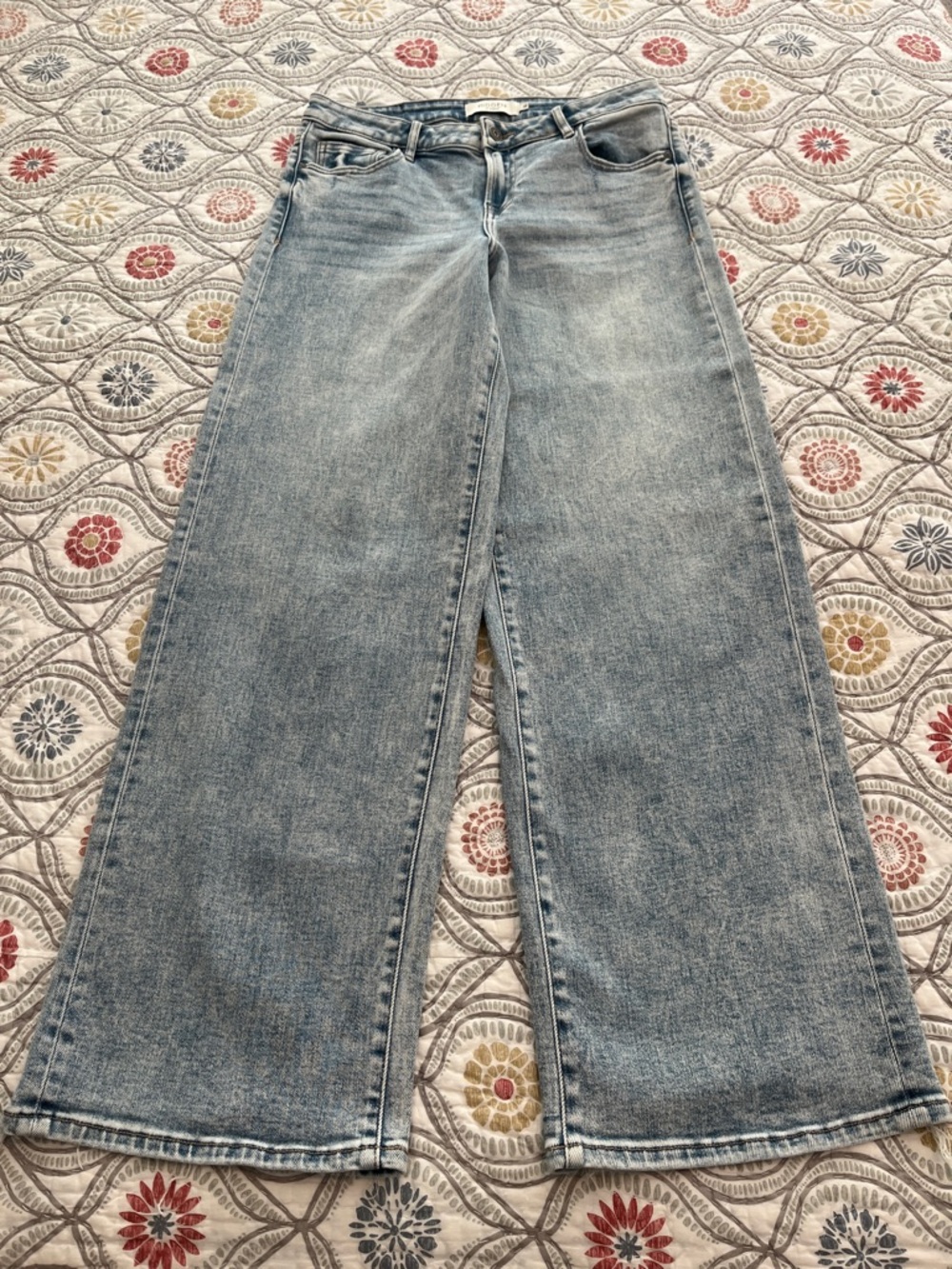 Hidden jeans, wide leg, light wash, size 28.